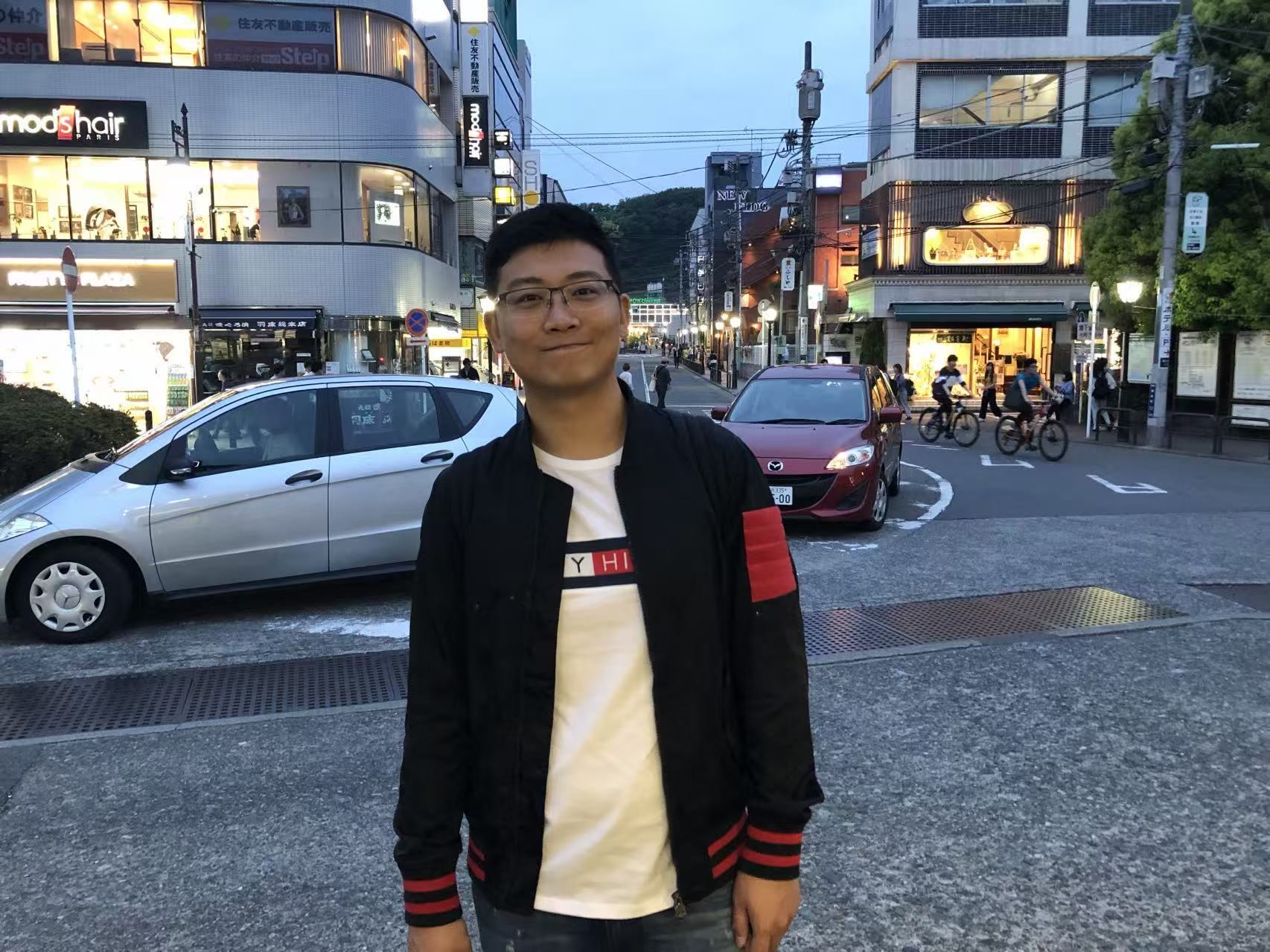 梁昊人物图